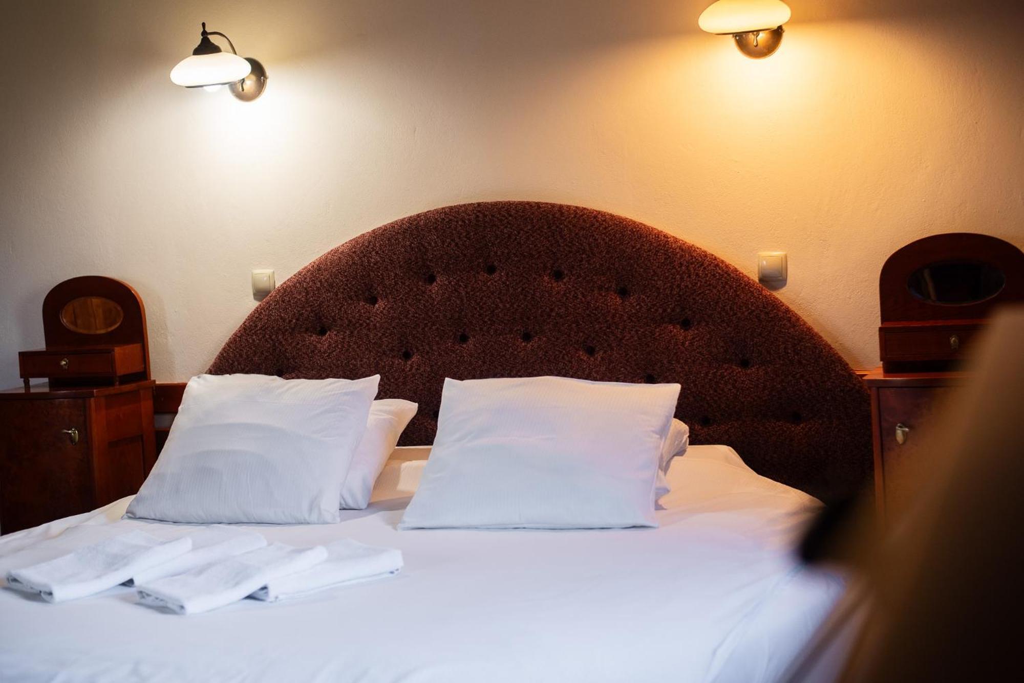 Hotel Restauracja Jas Wedrowniczek Rymanow ภายนอก รูปภาพ